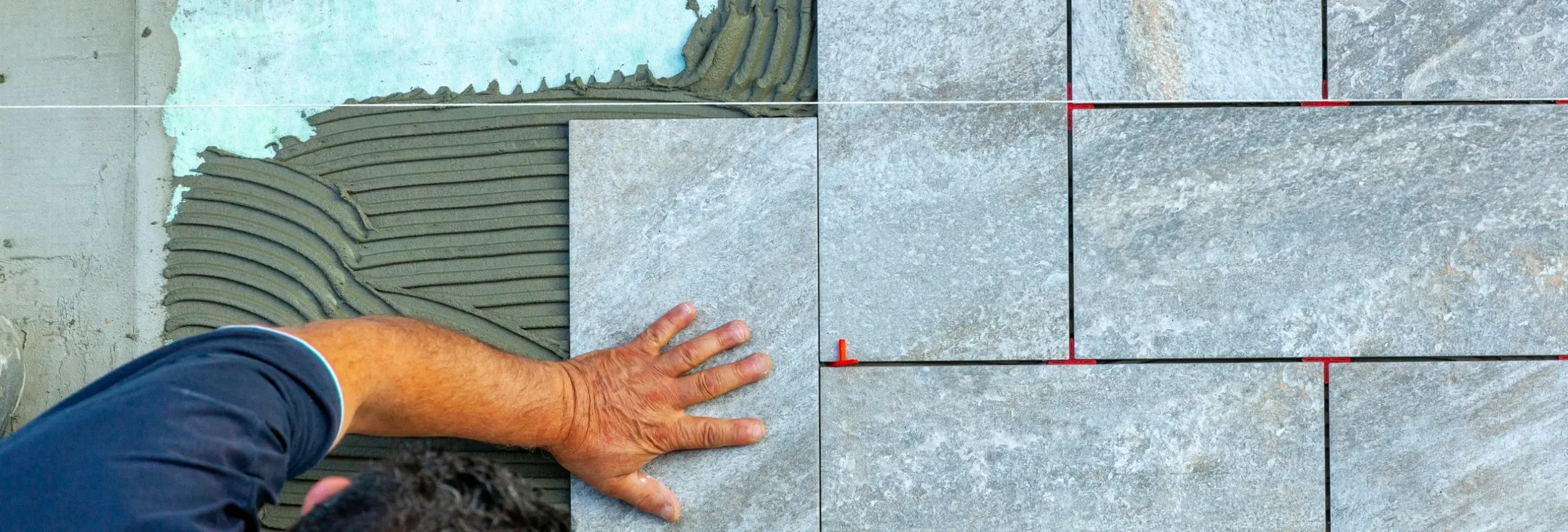 Pose de carrelage mural extérieur par ERDEM Carrelage sur une façade de maison à Pajay.