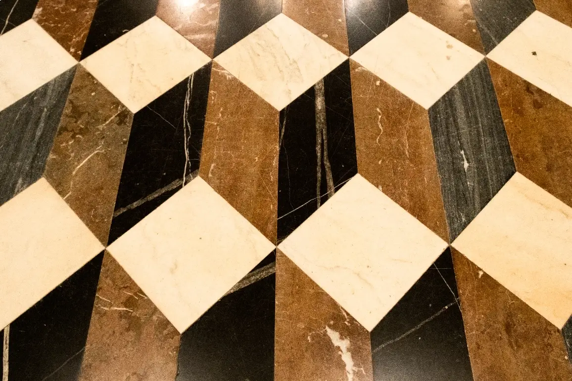 Carrelage décoratif géométrique posé par ERDEM Carrelage.